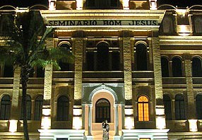 Seminário recebe nova iluminação para Bento XVI