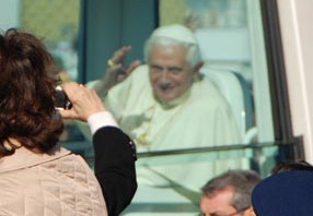 Papa Bento XVI se dirige à Fazenda da Esperança