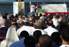 Bispos e sacerdotes rezam as Laudes na Catedral de Brasília