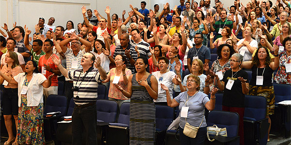 Cristãos evangélicos e católicos rezam juntos na Canção Nova