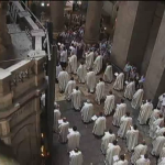Cristãos celebram Corpus Christi no Santo Sepulcro, em Jerusalém