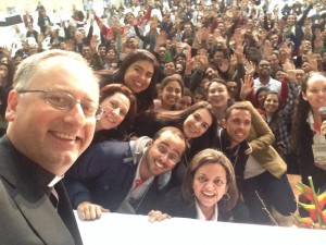 Padre Antonio Spadaro em um Selfie com jovens comunicadores/ Foto: perfil pessoal