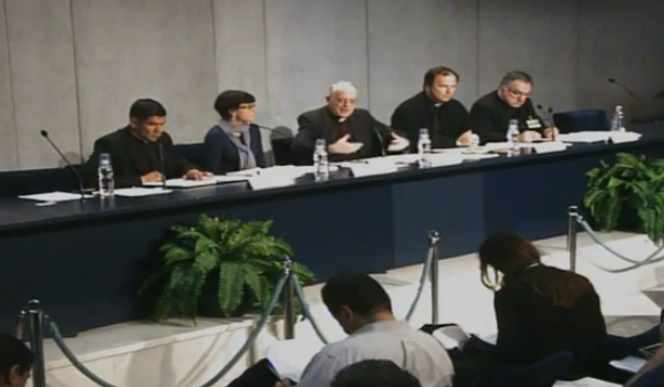 Padre Lombardi durante apresentação do relatório conclusivo à imprensa / Foto: Reprodução CTV