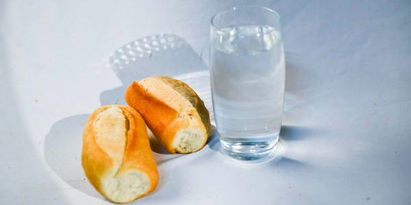 Pão e água é uma das formas indicadas pela Igreja para a prática do jejum / Foto: Wesley Almeida - CN