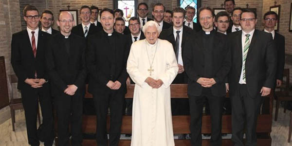 No último dia 11 de abril, o Papa emérito recebeu a visita de seminaristas das Dioceses de Munique e Freising / Foto: Rádio Vaticano