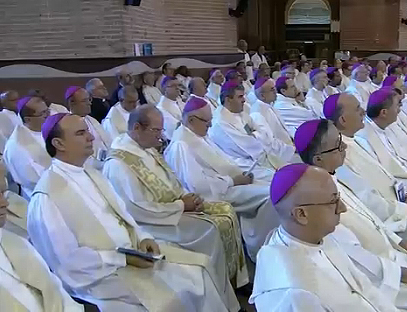 Bispos acompanham homilia de Dom Damasceno / Foto: Reprodução TV Canção Nova