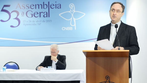 Dom Sérgio da Rocha (em pé) eleito presidente da CNBB e Dom Leonardo, reeleito como secretário-geral