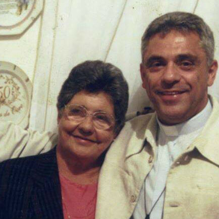 Dona Nazaré ao lado de seu filho, padre Léo / Foto: Comunidade Bethânia
