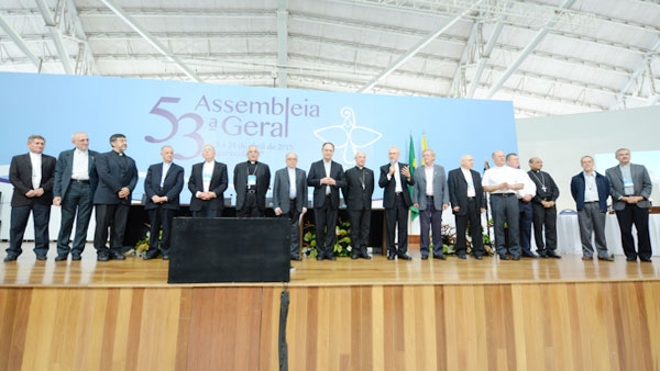 Presidentes das Comissões Episcopais ao lado de seus predecessores na troca de mandato / Foto: Wesley Almeida - CN