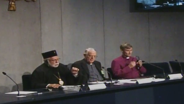 Patriarca Stephanos (esq.), padre Lombardi e o bispo Anglicano / Foto: Reprodução CTV