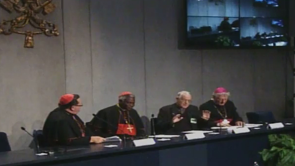 Cardeal Lacroix (esq.), Cardeal Turkson, padre Lombardi e Dom Van Looy, em coletiva nesta manhã / Foto: Reprodução CTV