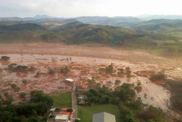 Distrito de Bento Rodrigues, em Mariana (MG), ficou alagado de lama após rompimento de barragens / Foto: Corpo de Bombeiros/MG