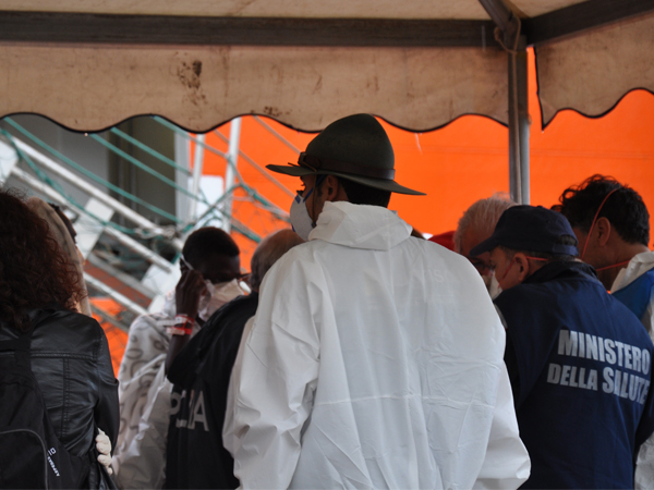 Voluntários trabalham na recepção aos refugiados prestando os primeiros atendimentos necessários / Foto: Danusa Rego - CN Roma