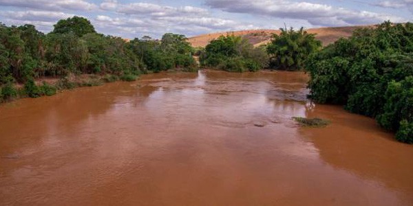 Passagem da lama pelo Rio Doce, devido ao rompimento de barragem em Mariana, causa desastre ambiental em Governador Valadares, MG./ Foto: Agência Brasil