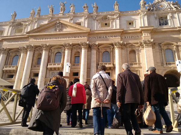 Grupo com a cruz da peregrinação rumo à Porta Santa da Basílica de São Pedro / Foto: Catarina Jatobá - CN Roma