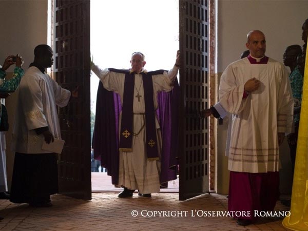 Papa durante abertura da Porta Santa em Bangui, 29 de novembro de 2015