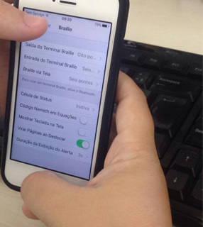 Sistemas Operacionais de celulares permitem que usuário cego ative opções de acessibilidade./ Foto: Monique Coutinho