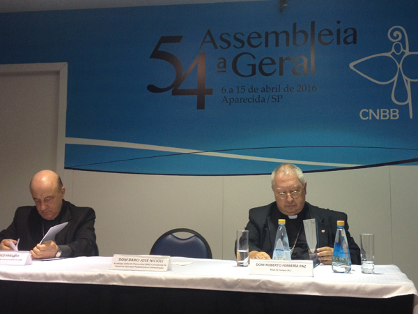 Dom Murilo (esq.) e Dom Roberto durante apresentação da mensagem para eleições 2016 / Fopto: André Cunha - CN