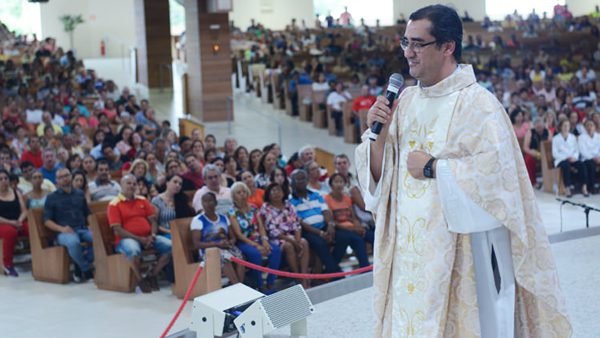 Padre Moacir em Missa celebrada no Santuário do Pai das Misericórdias, na Canção Nova. / Foto: Canção Nova