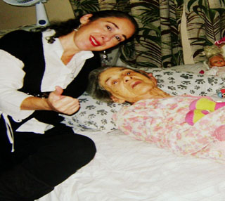 Lira Cecília cuida há 11 anos de sua mãe Aracy./ Foto: Arquivo Pessoal