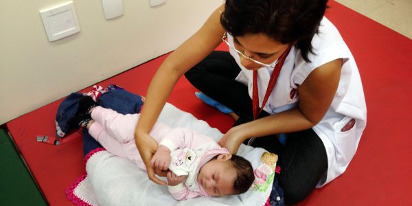 Recife - A fisioterapeuta Cynthia Ximenes da Associação de Assistência à Criança Deficiente (AACD) atende bebês com microcefalia e orienta as mães como fazer os exercícios em casa para melhorar o desenvolvimento das crianças (Sumaia Villela/Agência Brasil)