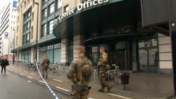 Centro comercial de Bruxelas é isolado por agentes de segurança / Foto: Reprodução Reuters
