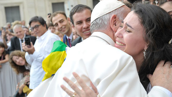 Fabíola, recém-casada, abraça o Papa Francisco  / Foto: Arquivo Pessoal