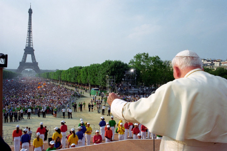 João Paulo II na JMJ em Paris, agosto de 1997 / Foto: Arquivo OR/CPP/CIRIC  August 21,1997: John Paul II waves during a meeting with young at Champ de Mars in Paris. EDITORIAL USE ONLY. NOT FOR SALE FOR MARKETING OR ADVERTISING CAMPAIGNS.