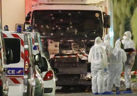 Agentes diante de caminhão após ataque em Nice. 14/7/2016.     REUTERS/Eric Gaillard