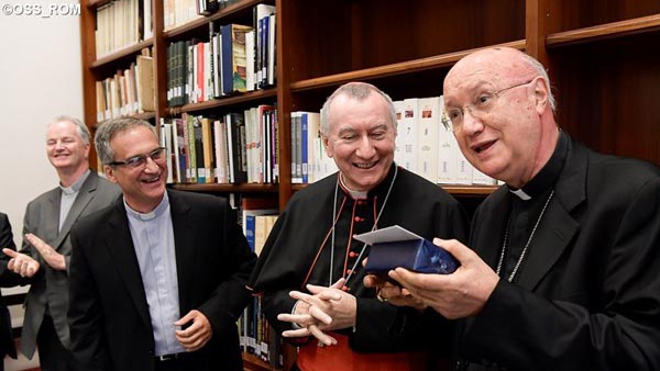 Cardeal Parolin e Monsenhor Viganò na despedida de Dom Celli do Pontifício Conselho das Comunicações / Foto: L'Osservatore Romano