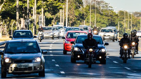 Farol baixo em rodovias durante o dia quer aumentar visibilidade dos motoristas e reduzir acidentes / Foto: José Cruz/Agência Brasil