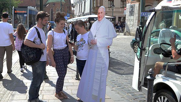 Jovens portadores de deficiência chegarão junto com o Papa de bonde para a Cerimônia de Acolhida com os Jovens./ Foto: site oficial.
