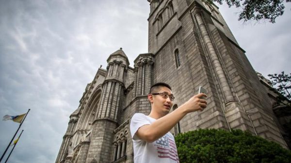 Jovem procura Pokemons em frente à Igreja nos EUA./ Foto: Catholic Herald.