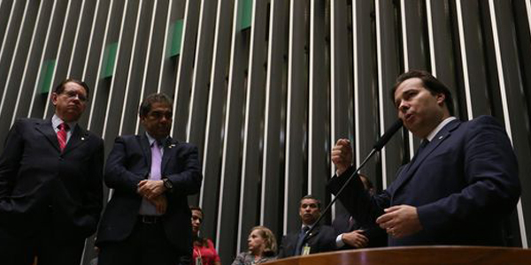 Rodrigo Maia (ao microfone) é o novo presidente da Câmara / Foto: Agência Brasil