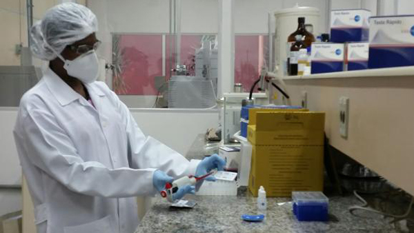 Teste rápido para detecção do zika vírus / Foto: Sayonara Moreno/Agência Brasil