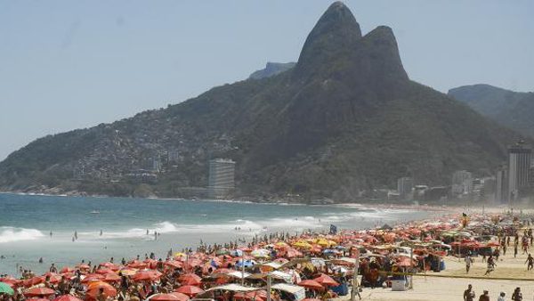 Calor leva milhares de pessoas às praias. Nasa diz que junho foi o mês mais quente dos últimos 136 anos./ Foto: Agência Brasil