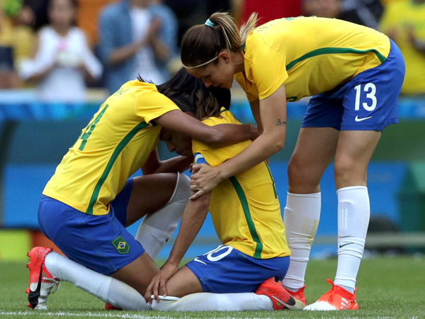 Rafaelle e Erika consolam Marta após a derrota na partida / Foto: Reuters
