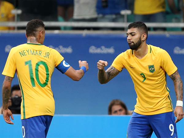 Gabriel Barbosa comemora, com Neymar, o gol na partida / Foto: Reuters