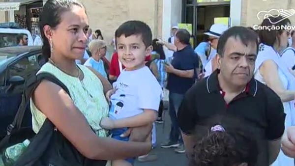 Marcílio, a esposa Fernanda e um dos filhos; eles já estão em Roma para a canonização / Foto: Reprodução TV Canção Nova