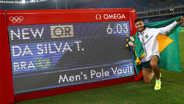 Thiago Braz comemora o ouro e recorde olímpico / Foto: Reuters
