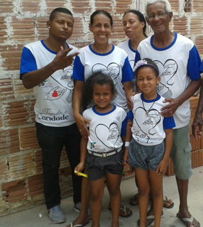 Auxiliadora Cunha (segunda à esquerda) e sua família no trabalho vicentino na cidade de Cruzeiro (SP)/ Foto: Arquivo Pessoal.