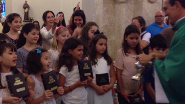 Crianças da Catequese Bom Pastor na Missa de Entrega da Bíblia./ Foto: Site oficial