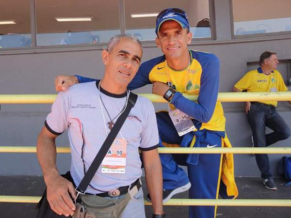 Moisés (esq.) ao lado do ex-maratonista Vanderlei Cordeiro de Lima / Foto: Facebook AAL