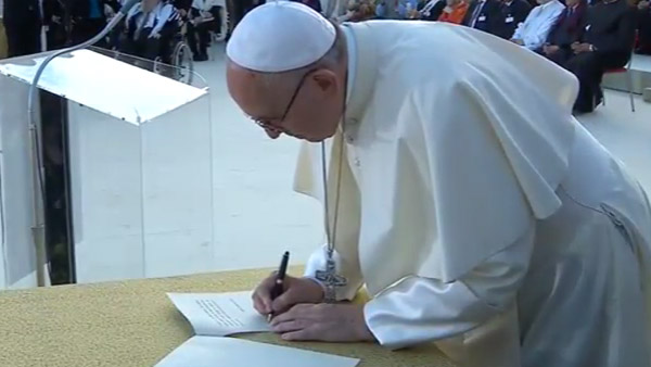 Papa assina o apelo pela paz, assim como outros líderes religiosos o fizeram / Foto: Reprodução CTV