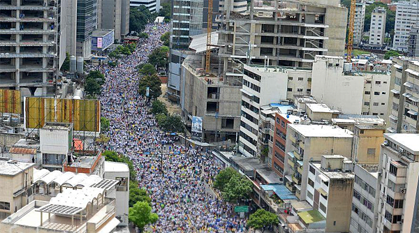 Protesto na Venezuela, contra o governo de Nicolás Maduro, reúne milhares na Venezuela / Foto: Twitter