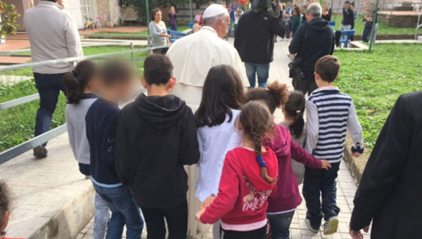 Crianças acompanha o Papa em visita à "Aldeia SOS" / Foto: Site oficial Jubileu da Misericórdia