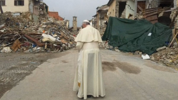 Papa reza em meio aos escombros em Amatrice / Foto: Reprodução Reuters