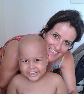 Norma Lopes e seu neto, João Gabriel, em tratamento contra leucemia./ Foto: Arquivo Pessoal