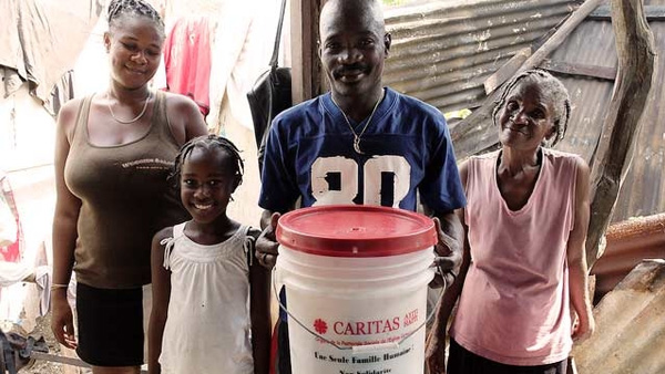 Família recebe kit de comida e higiene da Cáritas após furacão Matthew / Foto: Kelly Di Domenico - Cáritas Canadá