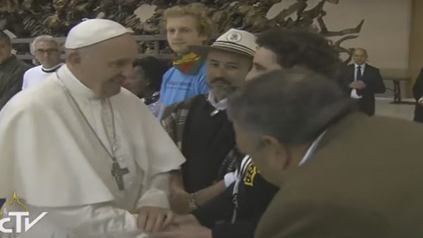 Papa Francisco se encontrou com membros dos Movimentos Populares./ Foto: Reprodução CTV